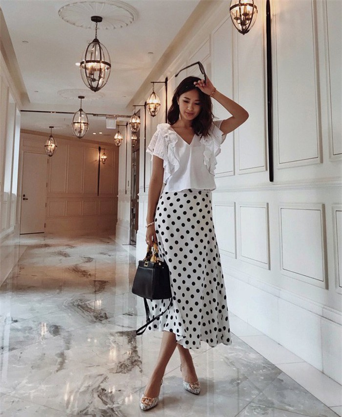 Áo blouse cùng chân váy midi cũng là bộ đôi chẳng bao giờ lỗi mốt, đặc biệt là khi mang họa tiết chấm bi vừa trẻ trung, nữ tính lại thanh lịch như thế này.