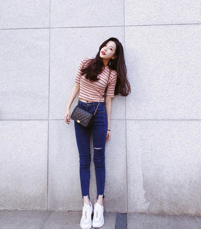 Cô nàng này khoe eo thon tinh tế trong set đồ với áo croptop và quần jeans rách gấu. Set đồ đơn giản và khá phù hợp để diện đi chơi dịp dạo phố cuối tuần.