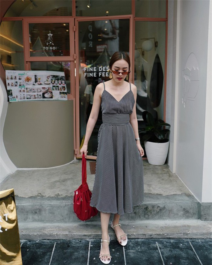 Những chiếc đầm midi họa tiết kẻ cũng là gợi ý tuyệt hay để các nàng làm điệu cho ngày cuối tuần, ví như chiếc váy này, vừa đơn giản, dễ mặc lại nữ tính và trendy vô cùng.