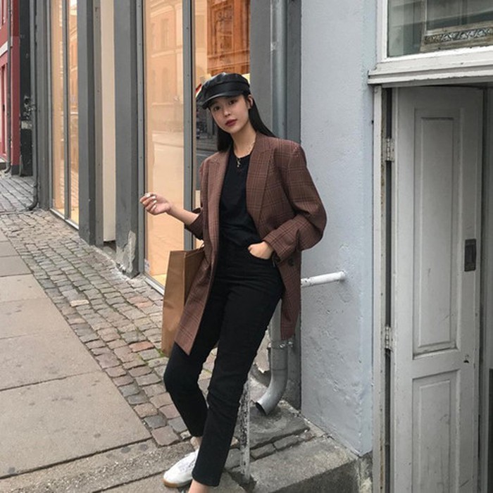 Set đồ đen đơn giản cùng áo phông và quần jeans được cô nàng này mix cùng blazer đứng dáng khá cá tính.