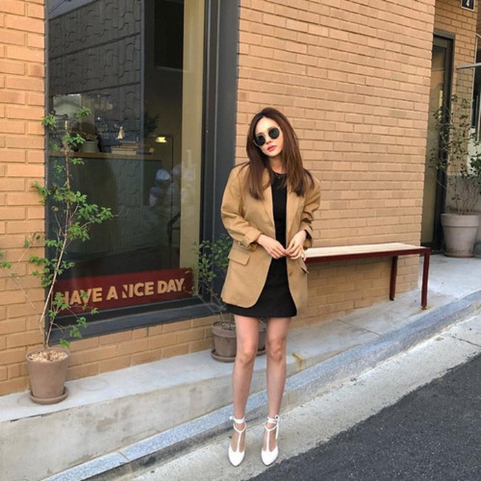 Thêm một lựa chọn không chê vào đâu được với blazer mà nàng nào cũng mặc được, ngoài cách mix cùng áo phông quần jeans hay sơ mi, hãy tận dụng những chiếc váy liền trơn đơn giản để mặc như cô nàng này nhé.