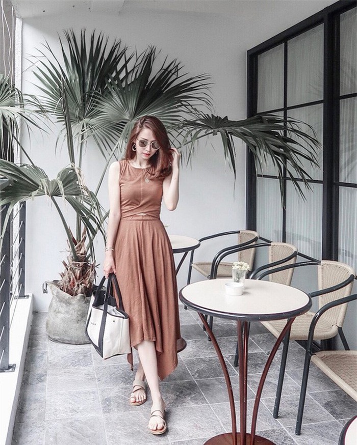 Nếu sở hữu thân hình thon gọn thì bạn cũng đừng ngại khoe dáng trong chiếc đầm ôm sát với phần chân váy high-low vô cùng ấn tượng này. Tông màu nude đậm đã mang lại nét thanh lịch nhưng cũng không kém phần nữ tính và thời thượng khi diện lên mình.