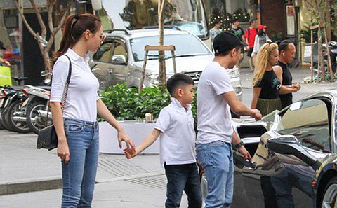Đàm Thu Trang thân thiết với con riêng của chồng tương lai.    