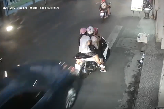 Khoảnh khắc chiếc ô tô từ phía sau chồm tới, hất tung người phụ nữ và 2 bé gái xuống đường (Ảnh cắt từ clip)