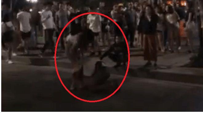 Chàng trai ôm chặt chân bạn gái rồi kêu gào giữa phố.