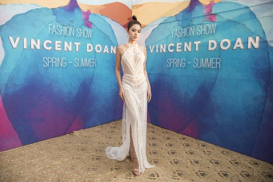 Người mẫu Jolie Nguyễn quyến rũ trong thiết kế váy dạ hội ren trắng xuyên thấu.