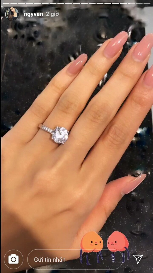 Y Vân bất ngờ khoe chiếc nhẫn kim cương trên ngón áp út.    
