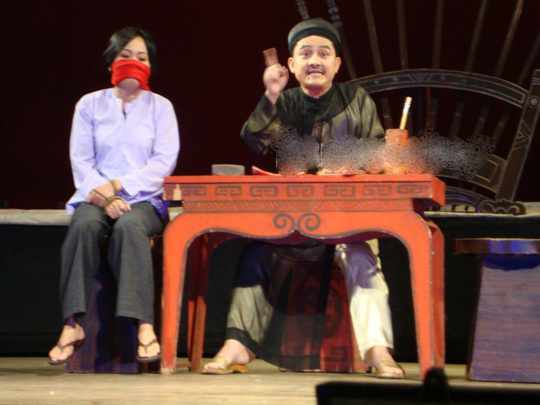 Nghệ sĩ hài Anh Vũ trên sân khấu kịch Phú Nhuận.    