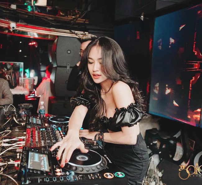 Dj Tít xinh đẹp trong lúc làm việc