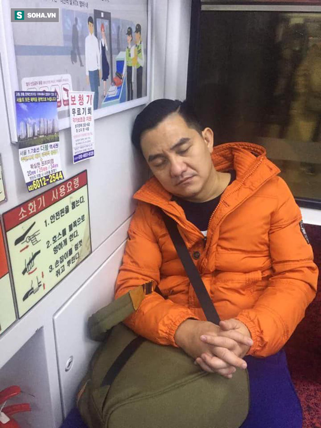 Nghệ sĩ Anh Vũ ngủ gà ngủ gật trên chuyến tàu điện trong show lưu diễn ở Hàn Quốc được nghệ sĩ Thanh Thủy chụp lại.  