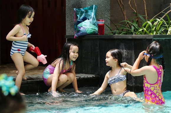 Tiệc sinh nhật 5 tuổi hoành tráng của con gái Đoan Trang bên các bạn cùng lớp ở hồ bơi.