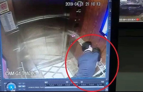 Người đàn ông dâm ô bé gái tại thang máy. Ảnh cắt từ clip.