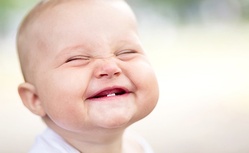 Cha mẹ nên chăm sóc răng cho trẻ từ sớm