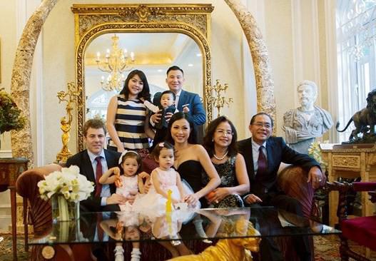 Đến thăm nhà Ngô Mỹ Uyên đúng thời điểm cô đang chụp bộ ảnh cùng đại gia đình. Đây là dịp hiếm hoi nhà hoa hậu tề tựu đông đủ đến như vậy.    