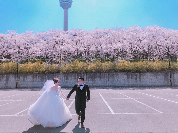 Chi Hoa và bạn trai đã sang Hàn Quốc để chụp ảnh cưới.    