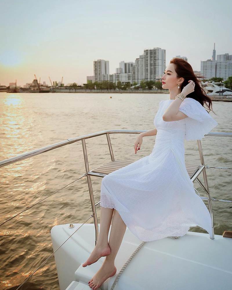  Hoa hậu Đặng Thu Thảo “chiêu đãi” fans khi thả dáng ngọt ngào trong chiếc đầm trắng thanh thoát.    