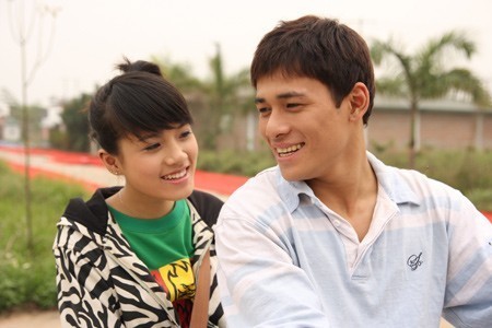Khi được chọn vào vai nữ chính Linh ‘cute’ của Bước nhảy xì tin, Nguyễn Linh Chi Hoa vẫn đang là cô học sinh lớp 11 của trường THPT Đống Đa.    