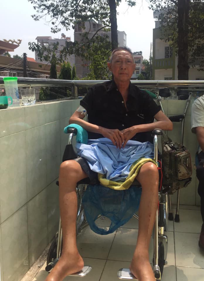 Mới đây, một khán giả đã đến thăm nghệ sĩ Lê Bình đang điều trị tại bệnh viện 175, TP.HCM. Người này cho biết, hiện tình hình sức khoẻ của nam nghệ sĩ đang yếu dần, bị liệt nửa người và hai chân sưng phù do căn bệnh ung thư đang phát triển.