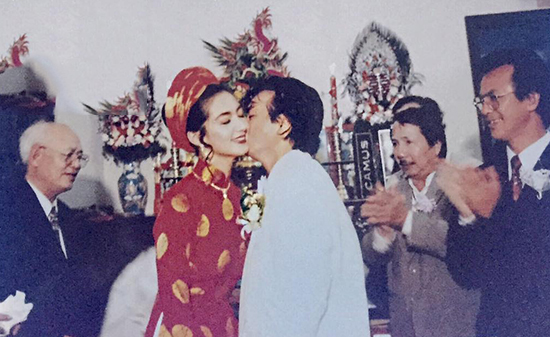 Thanh Xuân và đại sư Nam Anh - chưởng môn phái Vịnh Xuân trong đám cưới năm 1996.