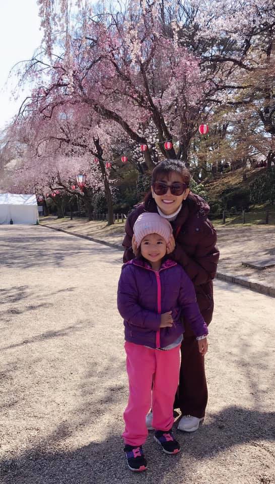 Mai Phương và con gái trong chuyến du lịch Nhật Bản.    