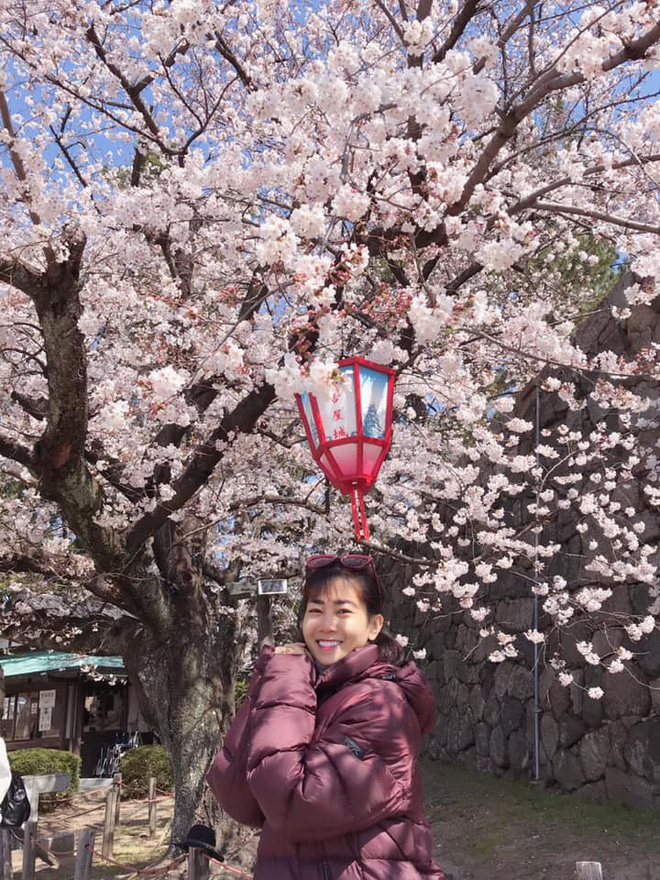 Mai  Phương tỏ ra rất hào hứng, hạnh phúc trong chuyến du lịch Nhật Bản, dù hiện tại sức khoẻ của cô vẫn còn yếu.     