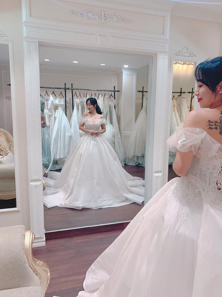 Dù đã là bà mẹ 3 con nhưng Ốc Thanh Vân vẫn giữ được nhan sắc trẻ trung cùng vóc dáng thon gọn khiến khán giả không khỏi xuýt xoa.