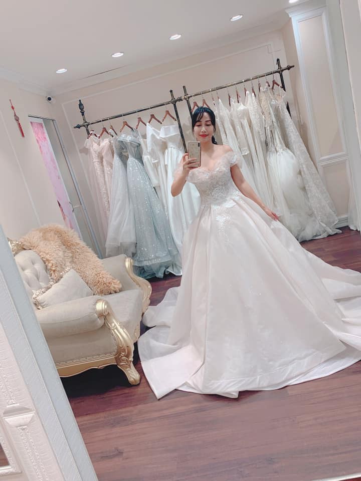 Khoác lên mình bộ váy cưới của 11 năm về trước, nữ diễn viên bày tỏ cô không giấu nổi vẻ nôn nao và háo hức.