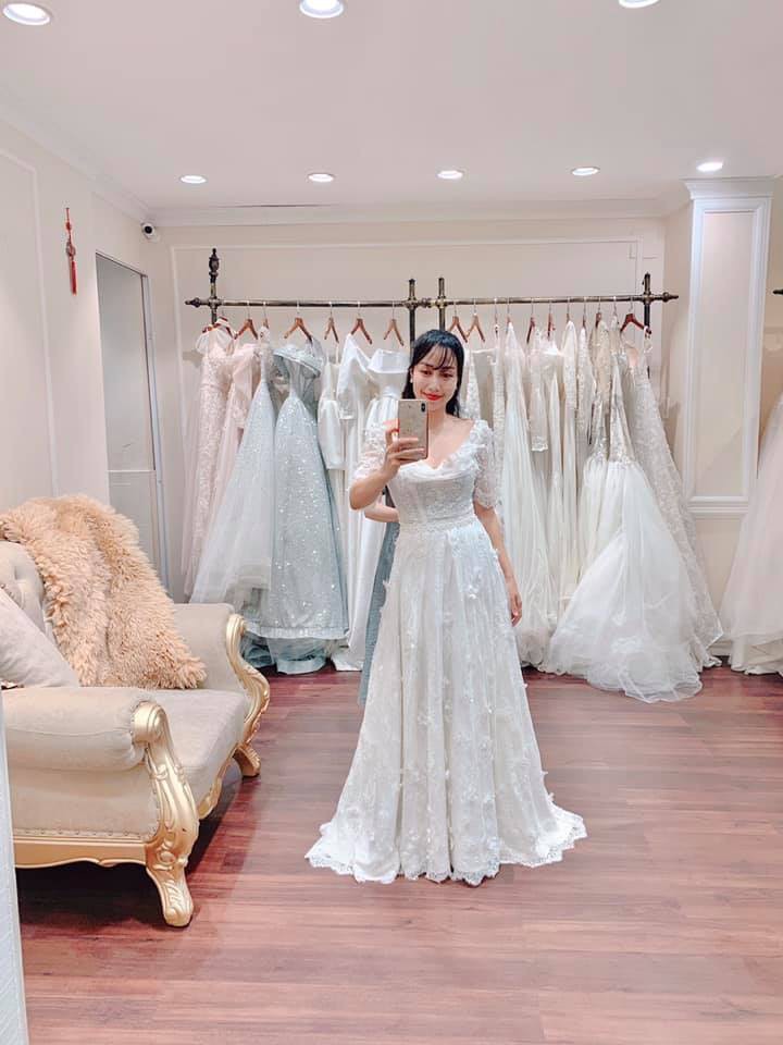 Cách đây ít giờ, Ốc Thanh Vân vừa đăng tải loạt hình ảnh mặc váy cưới trên trang cá nhân nhân dịp kỷ niệm 11 năm ngày