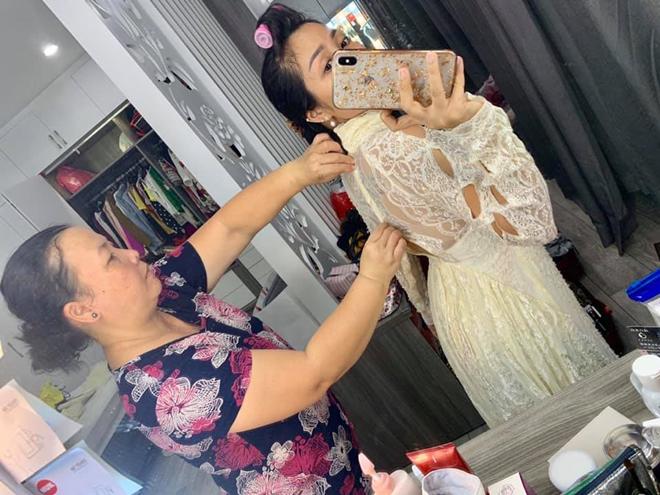 Nữ MC gây bất ngờ khi diện lại áo cưới 11 năm trước nhưng vẫn vừa.