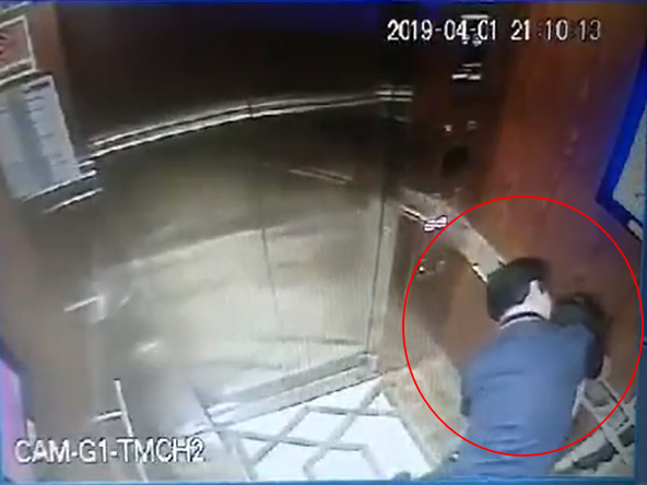 Ông Linh ôm hôn, sờ soạng bé gái trong thang máy (Ảnh cắt từ clip).