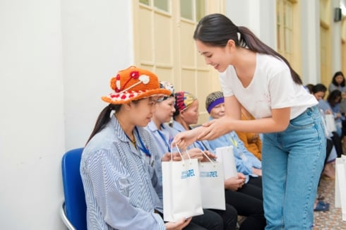 Tiếp tục hành trình thiện nguyện của mình,  Hoa hậu Tiểu Vy đã tới thăm hỏi và tặng quà cho các bệnh nhân đang điều trị tại bệnh viện K. 