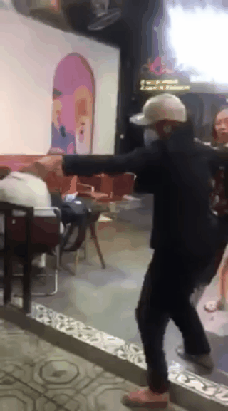 Cô gái lao ra đạp người phụ nữ ngã dúi dụi trên đống bàn ghế.