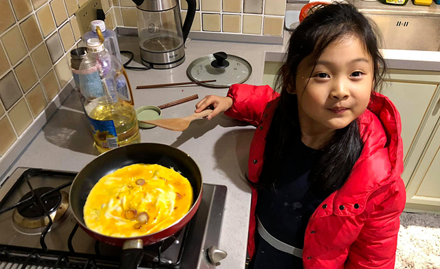 Con gái Hương Giang biết nấu ăn từ 5 tuổi