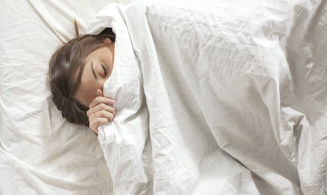 Ngủ trùm chăn kín đầu thiếu dưỡng khí làm bạn lão hóa sớm