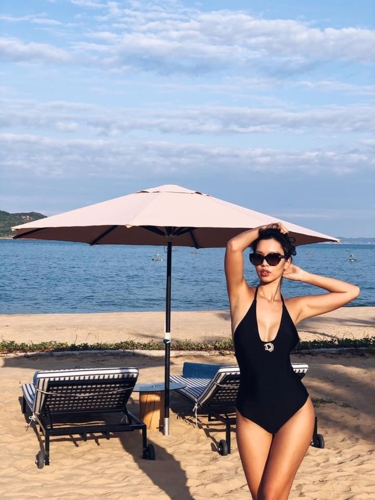Trên trang Facebook cá nhân mới đây, siêu mẫu Hà Anh vừa tung loạt ảnh bikini nóng bỏng, khoe vóc dáng đẹp khó cưỡng.  