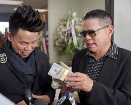 Tỉ phú Hoàng Kiều trao số tiền 30.000 USD cho diễn viên hài Hoài Tâm, nhờ chuyển đến gia đình nghệ sĩ Anh Vũ.