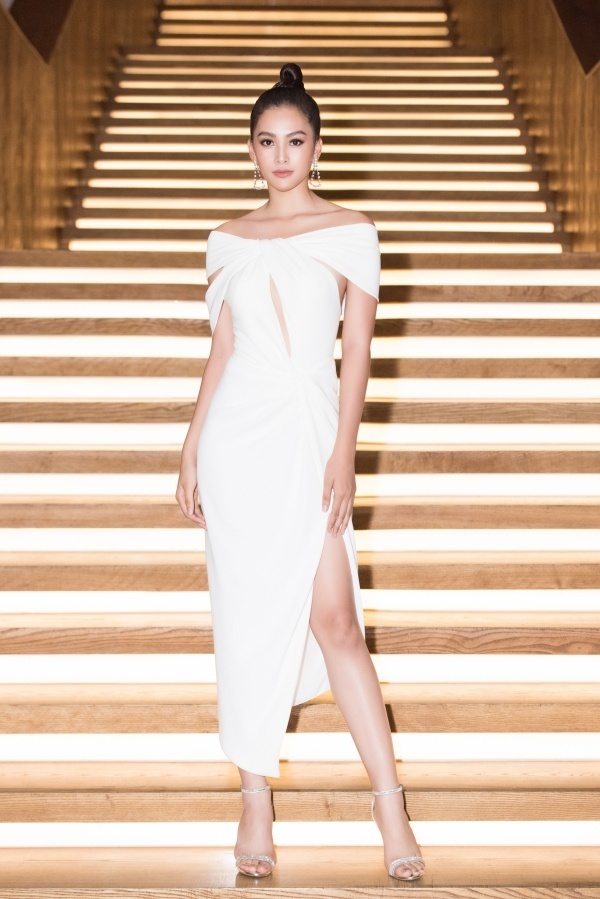 Hoa hậu Tiểu Vy thanh lịch với đầm trắng tinh khôi, cắt xẻ nhẹ nhàng.    