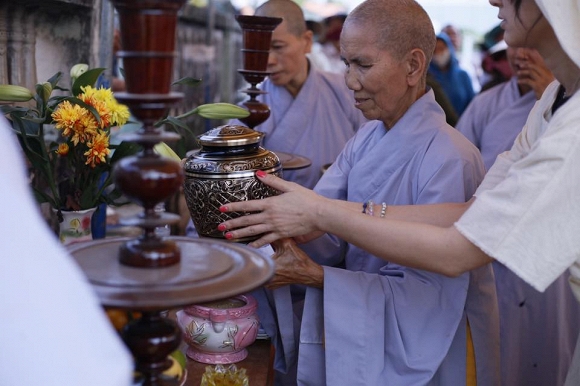 Mẹ của Kathy Uyên đã qua đời ở tuổi 70 sau một thời gian dài chống chọi với bệnh tật.