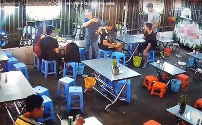 Chủ quán nhắc khéo cặp đôi nhanh tính tiền và rời khỏi quán để không làm phiền đến người khác.