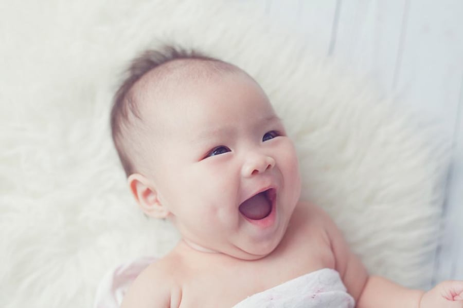 Trẻ sơ sinh hay cười tinh nghịch sẽ thông minh