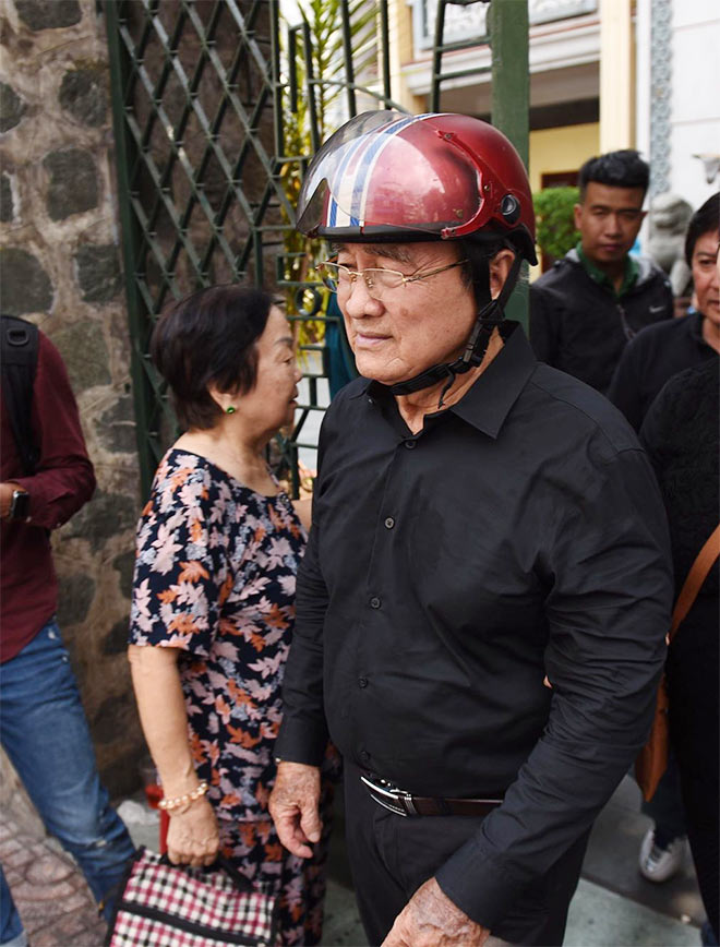 Bố nghệ sĩ Anh Vũ được người thân đưa đến chùa bằng xe máy. Ông lặng người trong tang lễ của con trai.    