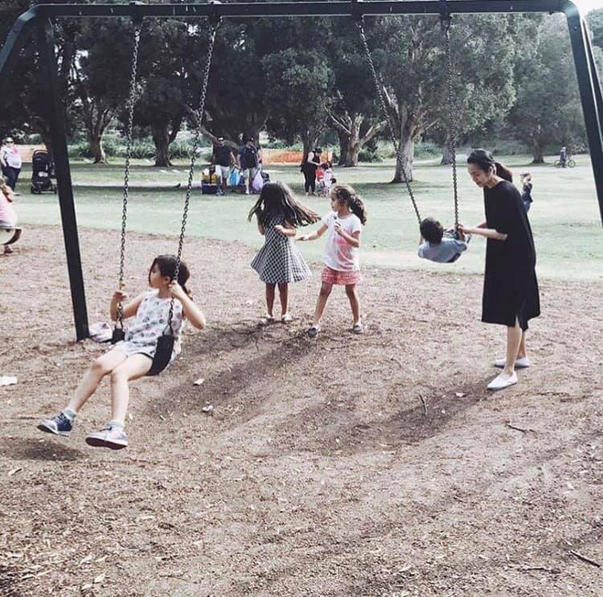 Tăng Thanh Hà chơi đùa với con trong công viên.    