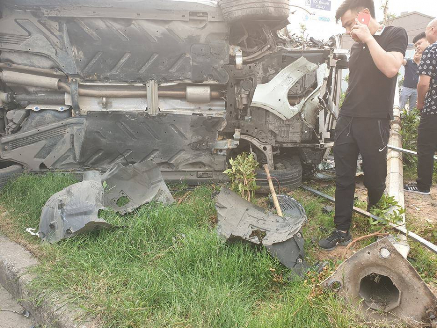 Chiếc ô tô gây tai nạn bị hư hỏng nặng. Nguồn ảnh: Beatvn - Mai Anh Đào