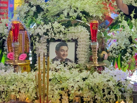 Chiều 9/4, lễ tang nghệ sĩ Anh Vũ đã được tổ chức tại chùa Ấn Quang. Rất đông các nghệ sĩ đã đến thắp hương đưa tiễn.  