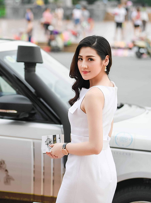 Á hậu Việt Nam 2012 mặc đầm trắng thanh lịch, khoe vóc dáng thon thả chỉ sau 4 tháng lâm bồn.    