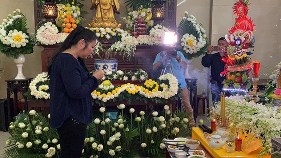 Hồng Vân thắp hương trước bàn thờ nghệ sĩ Anh Vũ tại chùa Ấn Quang.    