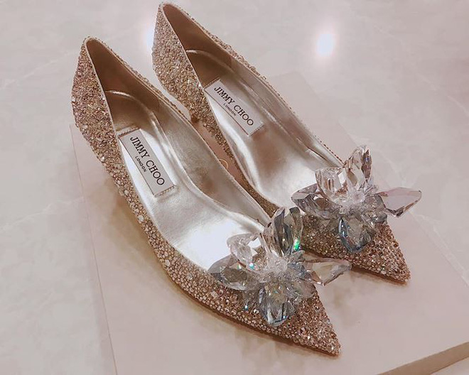 Cận cảnh đôi giày có giá khoảng 3.000 euro (100 triệu đồng) là quà cưới Cường Đô la tặng Đàm Thu Trang.    