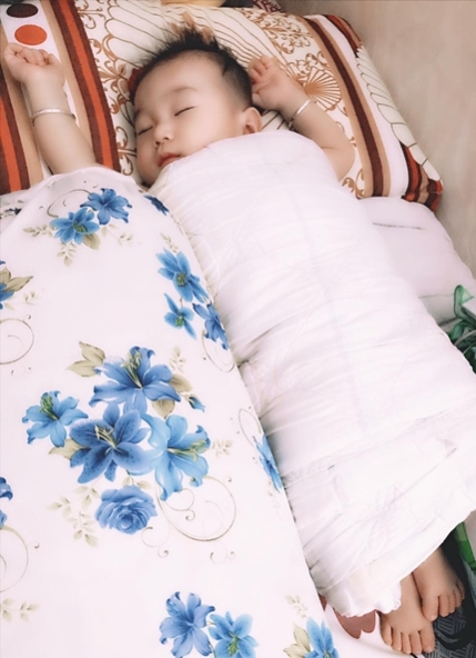Lâm Khánh Chi chia sẻ khoảnh khắc con trai đang ngủ và viết: 