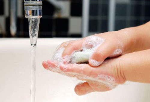 Rửa tay thường xuyên giúp cho bé bớt giun sán