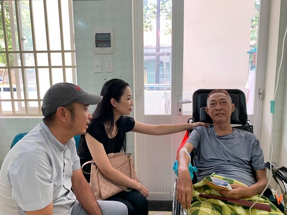 Diễn viên Kim Chi tới thăm nghệ sĩ Lê Bình vào hôm 10/4. Ông đã bị hoại tử thân dưới.  